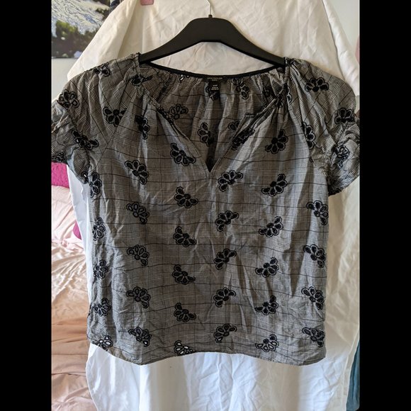 Ann Taylor Loose Fit Gray Blouse w/ Black Flowers Size XXS Petite - Picture 6 of 7